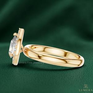 Bague de fiançailles en or jaune avec halo de diamants de laboratoire en forme de poire, bague de mariage de luxe pavée de diamants - Product Image 3