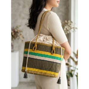 Sac de plage en coton au design attrayant, sac à bandoulière rayé multicolore, vert olive, décontracté, été, avec pompons, grande capacité - Product Image 1