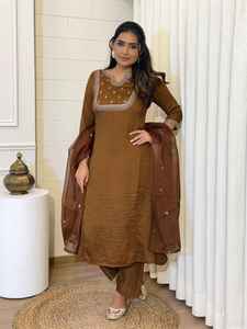 Conjunto de Kurta de Seda Marrón con Bordado de Pedrería, Ropa Tradicional India y Pakistaní para Mujer, Estilo Casual de Primavera/Verano - Product Image 4