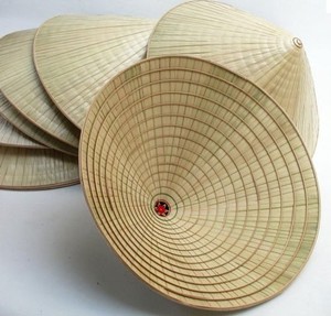 หมวกทรงกรวยใบปาล์มแบบดั้งเดิมของเวียดนาม หมวกไม้ไผ่ ของตกแต่งบ้าน งานฝีมือทำมือ 100% งานฝีมือไม้ไผ่แบบกำหนดเอง นอมลา เวียดนาม จากโรงงาน - Product Image 2