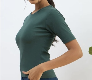 เสื้อยืดผู้หญิงผ้าพรีเมียม แขนสั้น ทรงเข้ารูป สไตล์ครอปท็อป สำหรับวัยรุ่นและผู้หญิง คุณภาพสูง ดีไซน์เรียบง่ายแต่ดูหรูหรา - Product Image 1