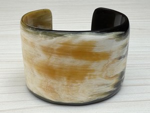 Bracelet manchette en corne MN EXPORTS, style moderne, unisexe, motif animalier marron et blanc naturel, cadeau chrétien, Inde - Product Image 1