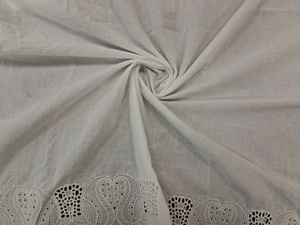 Tela de Algodón Blanco Premium con Bordado Schiffli - Tela Transpirable 100% Algodón para Vestidos - Venta al Por Mayor de Fábrica - Product Image 2