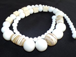 Collier de perles rondes blanches avec accents rayés et cubiques, bijoux fantaisie pour femmes, collier de perles épaisses en résine fait main, résine blanche - Product Image 2