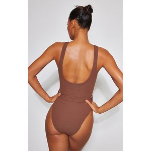 Maillot de bain une pièce marron texturé personnalisable pour femme, avec ceinture, imprimé, design personnalisé, tenue de plage - Product Image 2