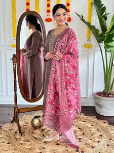 ชุดคุर्ติทรงตรงปักลายผ้าวิสโคสชานเดรีรุ่นล่าสุดสำหรับผู้หญิง พร้อมกางเกงผ้าวิสโคสชานเดรีและผ้าคลุมไหล่แบบเรียบ - Product Image 3