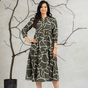 เดรสผู้หญิงลายพิมพ์ดีไซน์สวย ผ้าฝ้าย 100% แขน 3/4 ติดกระดุม มีเข็มขัด สวมใส่สบายๆ หรือใส่ทำงานได้ ดีที่สุดตลอดกาล - Product Image 1