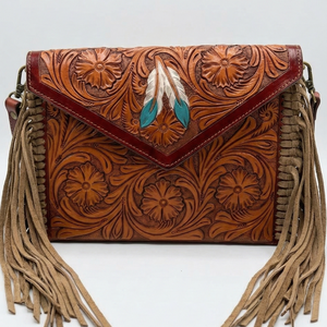 Bolso de cuero hecho a mano estilo sobre, bandolera boho occidental con flecos, clutch artesanal con grabado floral, plumas y bordados con cadenas para mujer - Product Image 1