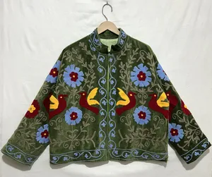 Chaqueta de terciopelo bordada Suzani, estilo bohemio, floral, hecha a mano, prenda exterior llamativa, moda artesanal única y sostenible. - Product Image 1