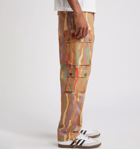 Pantalones de hombre estilo urbano, holgados, con bolsillos cargo, de pierna ancha, con efecto de pintura salpicada de color, camuflaje personalizado y corte cuadrado apilado, de la fábrica Pants Factory - Product Image 3