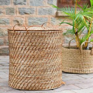 Panier à linge en rotin tressé à la main avec de robustes poignées et un motif chevron blanc décoratif, disponible à prix de gros. - Product Image 2