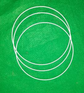 Grand attrape-rêves rond en plumes, fabriqué avec un anneau circulaire en fer, parfait pour la décoration bohème de la maison et comme anneau de base pour abat-jour. - Product Image 4