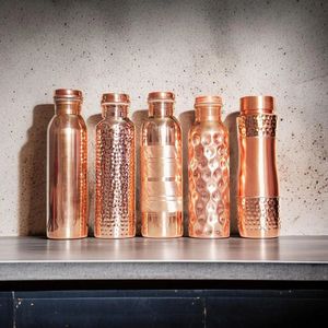 Bouteille d'eau en cuivre avec texture martelée, couvercle à vis, étanche, compatible lave-vaisselle, écologique, réutilisable pour les voyages et l'extérieur - Product Image 5