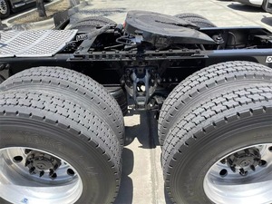 Camion tracteur poids lourd diesel 6x4 à conduite à gauche pour le transport routier et la logistique internationaux - Product Image 5