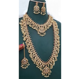 ชุดเครื่องประดับทองชุบคุณภาพพรีเมียม ดีไซน์คลาสสิก สวยหรู ระยิบระยับ ประกอบด้วยสร้อยคอ ต่างหู และติกก้า เหมาะสำหรับงานแต่งงานและงานหมั้นของผู้หญิง - Product Image 1