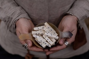 Dés de jeu RPG faits à la main en corne d'os, polis et sculptés, toucher réel, taille personnalisée pour jeux de société, origine Uttar Pradesh - Product Image 3