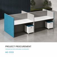 Poste de travail moderne pour 2 personnes avec panneaux d'intimité élevés, plans de travail blancs, meubles de rangement mobiles, bureaux à aménagement ouvert