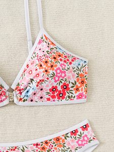 Conjuntos de bikini blancos con estampado floral rosa, disponibles para compras B2B. Fabricación personalizada segura, etiquetado privado y cantidades mínimas bajas. - Product Image 6