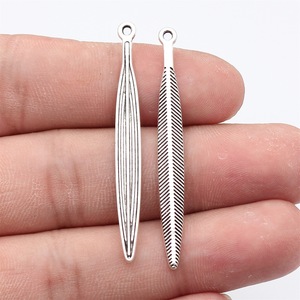Breloque <span class=keywords><strong>plume</strong></span> chevron fine 51x5.5mm en alliage de zinc argent antique <span class=keywords><strong>pour</strong></span> la création de <span class=keywords><strong>attrape</strong></span>-rêves - Product Image 1