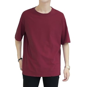 เสื้อยืดผู้ชายผ้าถักสีพื้น แขนกลาง ทรงหลวม สไตล์เกาหลี สำหรับฤดูร้อน รับปักโลโก้ตามแบบ OEM - Product Image 4
