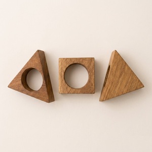 Juego de Servilleteros Geométricos de Madera Hechos a Mano, Modernos Soportes para Servilletas Cuadrados y Triangulares de Madera de Acacia para Bodas y Restaurantes - Product Image 5