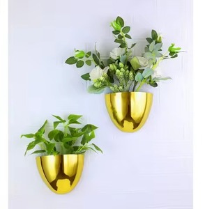 Ensemble de jardinières murales en métal doré moderne, vases suspendus pour plantes vertes et fleurs d'intérieur, design minimaliste, finition chromée - Product Image 1
