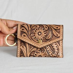 Cartera de Cuero Genuino Hecha a Mano con Grabado Floral, Estilo Vintage, Cierre de Broche, Unisex, Corta, para Uso Diario - Product Image 1