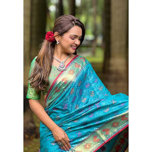 Sari traditionnel indien de luxe tissé à la main en soie Patola bleu ciel douce, orné de Meenakari et de Zari, par Elite Weaves - Product Image 4