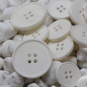 En stock, boutons ronds plats de haute qualité à 4 trous, en os blanc, taille complète, boutons en os de vache véritable pour costumes, artisanat naturel - Product Image 1