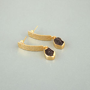 Pendientes de gota con granate natural sin tallar y cuarzo rosa, chapados en oro de 18k, de latón texturizado, para mujer. - Product Image 6