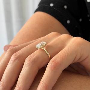 Bague solitaire en or jaune 14 carats avec diamant de laboratoire taille radiant de 3 carats, sertie de griffes et de clos, certifiée IGI - Product Image 3