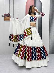 Conjunto Tradicional de Lehenga Choli de Algodón con Estampado en Zigzag y Adornos de Espejo para Mujeres, para Bodas y Fiestas en India y Pakistán - Product Image 3