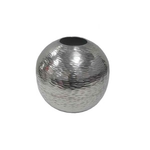 Vase élégant en aluminium avec texture artistique pour l'affichage d'arrangements floraux décoratifs - Product Image 3
