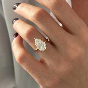 Bague solitaire en diamant de laboratoire taille poire allongée de 4 carats, pureté VVS2, 2 mm, monture basse à 5 griffes en or 14 carats, certifiée IGI - Product Image 4