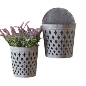 Maceta de pared vintage galvanizada con diseño de flor-de-lis, maceta colgante blanca para decoración de jardín interior. - Product Image 5