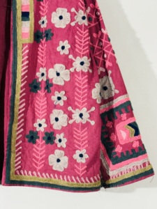 เสื้อแจ็คเก็ตกำมะหยี่สีชมพูร้อนลายดอกไม้แบบซูซานี – เสื้อโค้ทปักลายโบโฮทำมือ เสื้อคลุมงานเทศกาลสำหรับทุกเพศ - Product Image 2