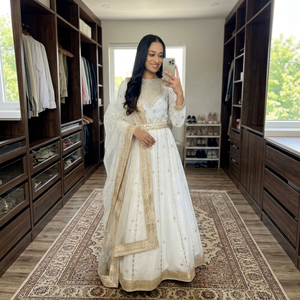 Ensemble Anarkali brodé blanc avec dupatta, tenue traditionnelle longue pour femmes, idéal pour les mariages indiens et pakistanais - Product Image 1
