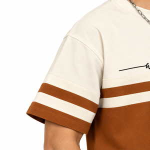 T-shirt pour homme en marron et crème avec blocs de couleur, manches rayées et motif graphique minimaliste, style streetwear moderne et décontracté - Product Image 4