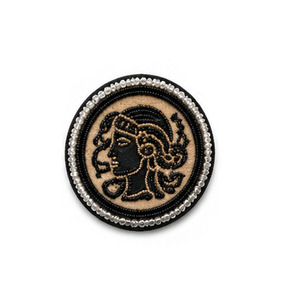 Badge brodé de luxe en forme de bouclier avec perles, motif couronne en lingots d'or, à coudre, taille et impression personnalisées, fabricant - Product Image 4