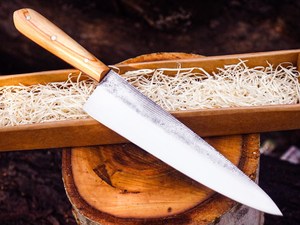 Couteau de chef artisanal en acier forgé à haute teneur en carbone avec manche en bois d'olivier pour la cuisine professionnelle - Product Image 4
