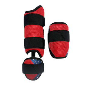 Coudières en maille rouge avec sangles noires, équipement de protection respirant pour le basketball, unisexe, ajustement universel, fermeture auto-agrippante - Product Image 1