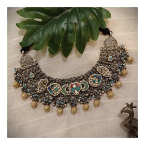 Ensemble collier et boucles d'oreilles en imitation perle plaqué or traditionnel pour femmes |   Collier ras du cou ethnique multicolore de luxe pour un anniversaire - Product Image 2