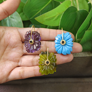 Collier pendentif en laiton plaqué or avec pierres précieuses sculptées en forme de fleur (turquoise, péridot, améthyste, quartz) et zirconiums noirs – Produit le plus vendu - Product Image 1