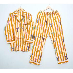 Ensemble pyjama 3 pièces pour femme, motif scorpion mignon et coloré, manches longues, boutonné, 100% coton, avec sac en coton - Product Image 1