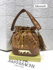 Embrague de noche Sabyasachi de calidad superior La artesanía intrincada define el embrague con el logotipo de Taj de Sabyasachi, accesorios de lujo - Product Image 4