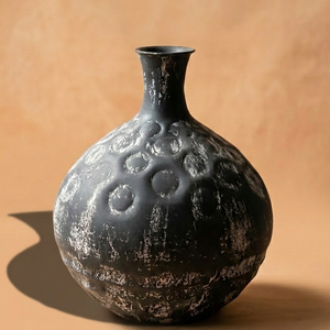 Jarrón de flores oscuro con textura rugosa hecho a mano, con un acabado negro rústico y detalles plateados desgastados para una decoración elegante del hogar. - Product Image 1