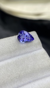 Pierre de Tanzanite Naturelle Certifiée, Coupe Poire, Couleur et Lueur Exceptionnelles, Zoisite Naturelle, 2,14 Carats, Propre à la Loupe - Product Image 4