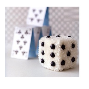 Bola de pompones con diseño de dados para usar en festivales navideños. Compre directamente del proveedor a precio de mayoreo. - Product Image 1