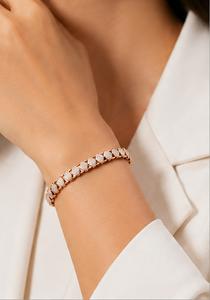Pulsera de oro rosa con diamantes y patrón geométrico que alternan entre eslabones abiertos y motivos de diamantes, joyería fina de lujo moderna. - Product Image 6