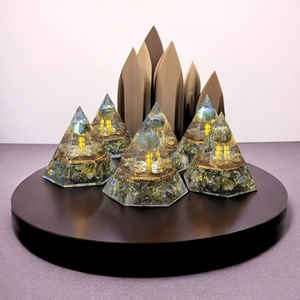 พีระมิดทำจากหินอัญมณีทำจากหินลาบราดอไรต์เกรดพรีเมี่ยม - Product Image 3